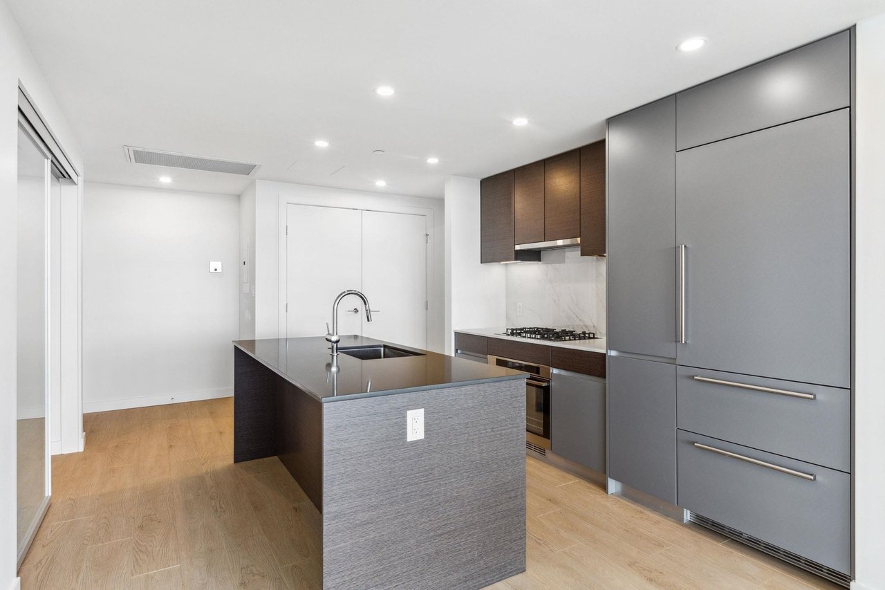 2105-200 Klahanie Ct