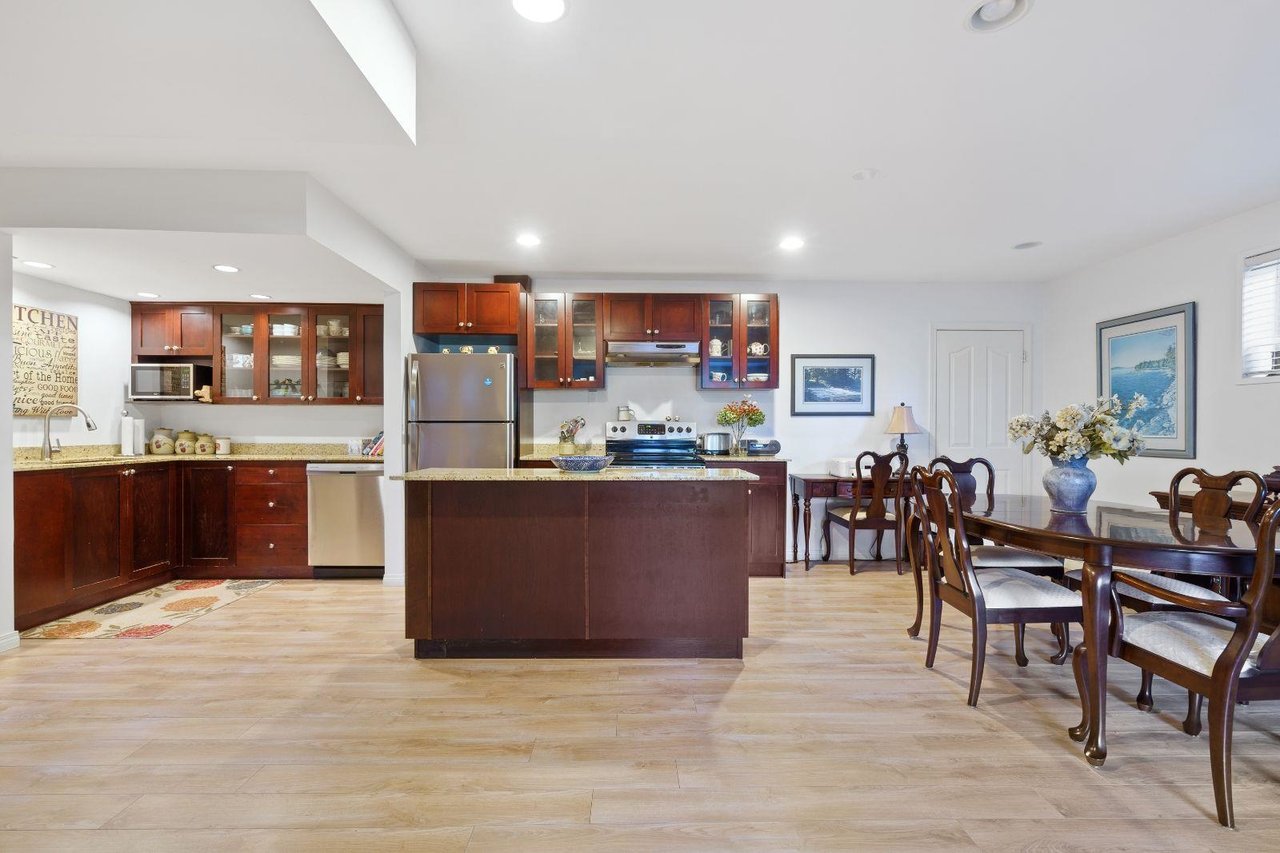 987 Fairway Dr