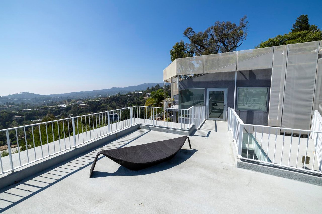 Airbnb ‘Tenant from Hell’ has been living rent-free in luxury home for over 540 days & refuses ​​​​​​​to leave.