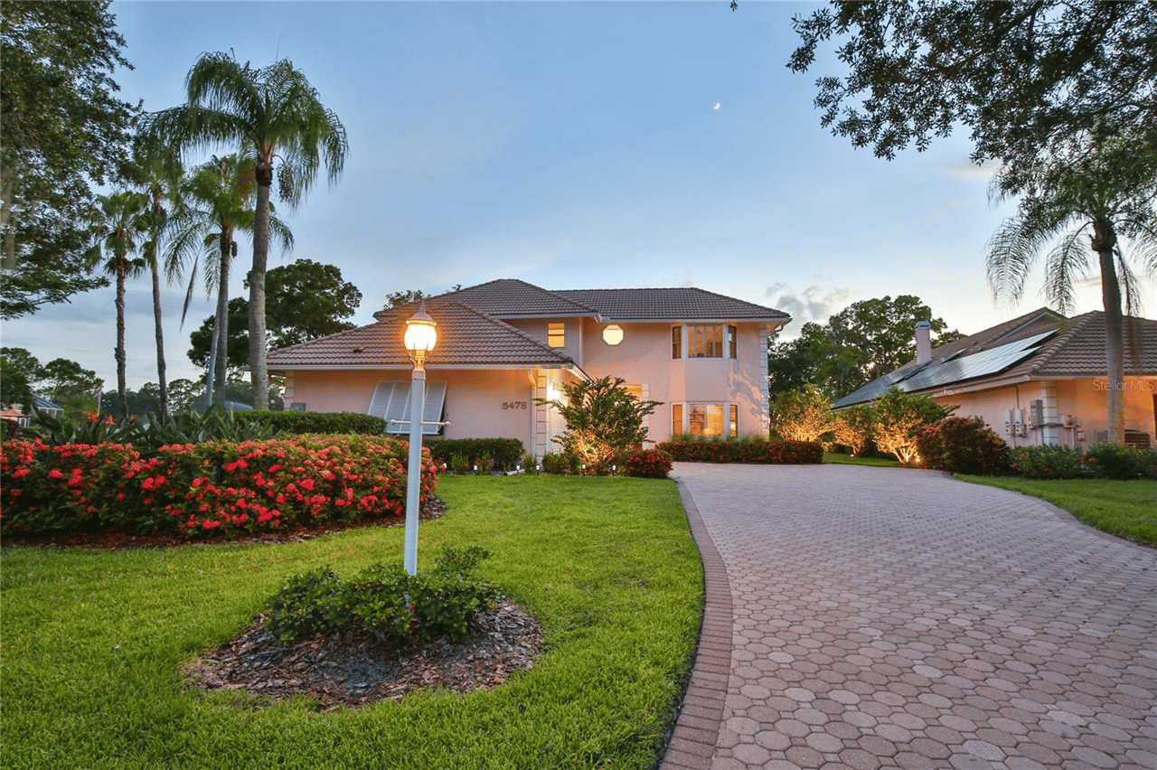 🏡🎃PENDING🎃🏡 @5478 GOLF POINTE DR, SARASOTA, FL 34243