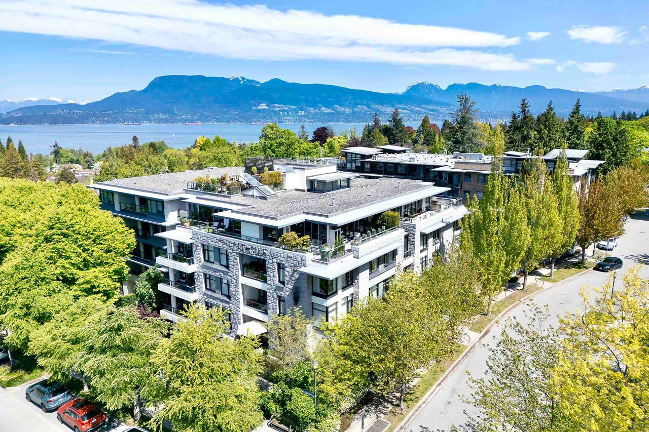 210-5989 Iona Dr