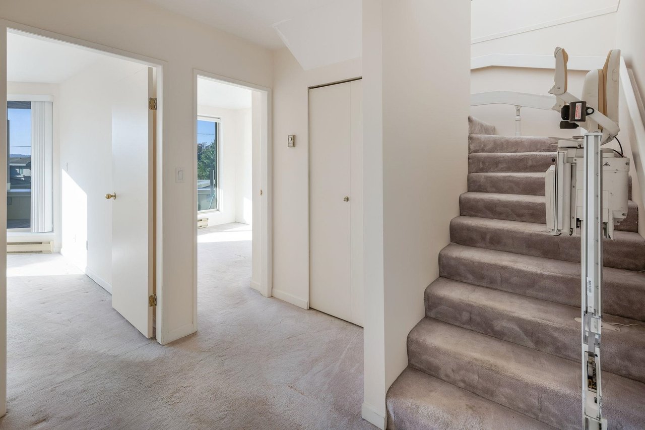 208-2433 Bellevue Ave