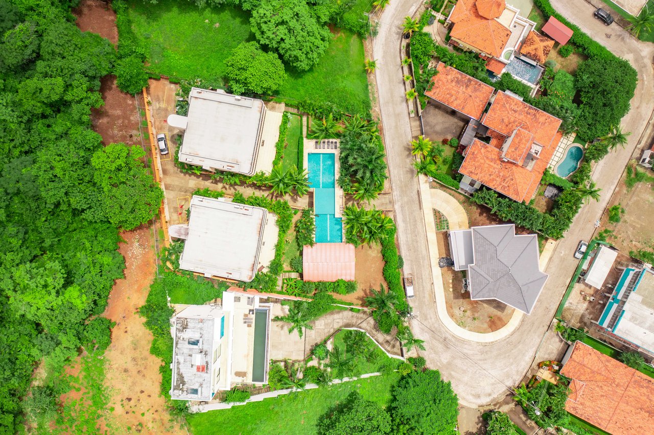 Maison Blanche | Exquisite condo in the exclusive gated community of Altos de Flamingo