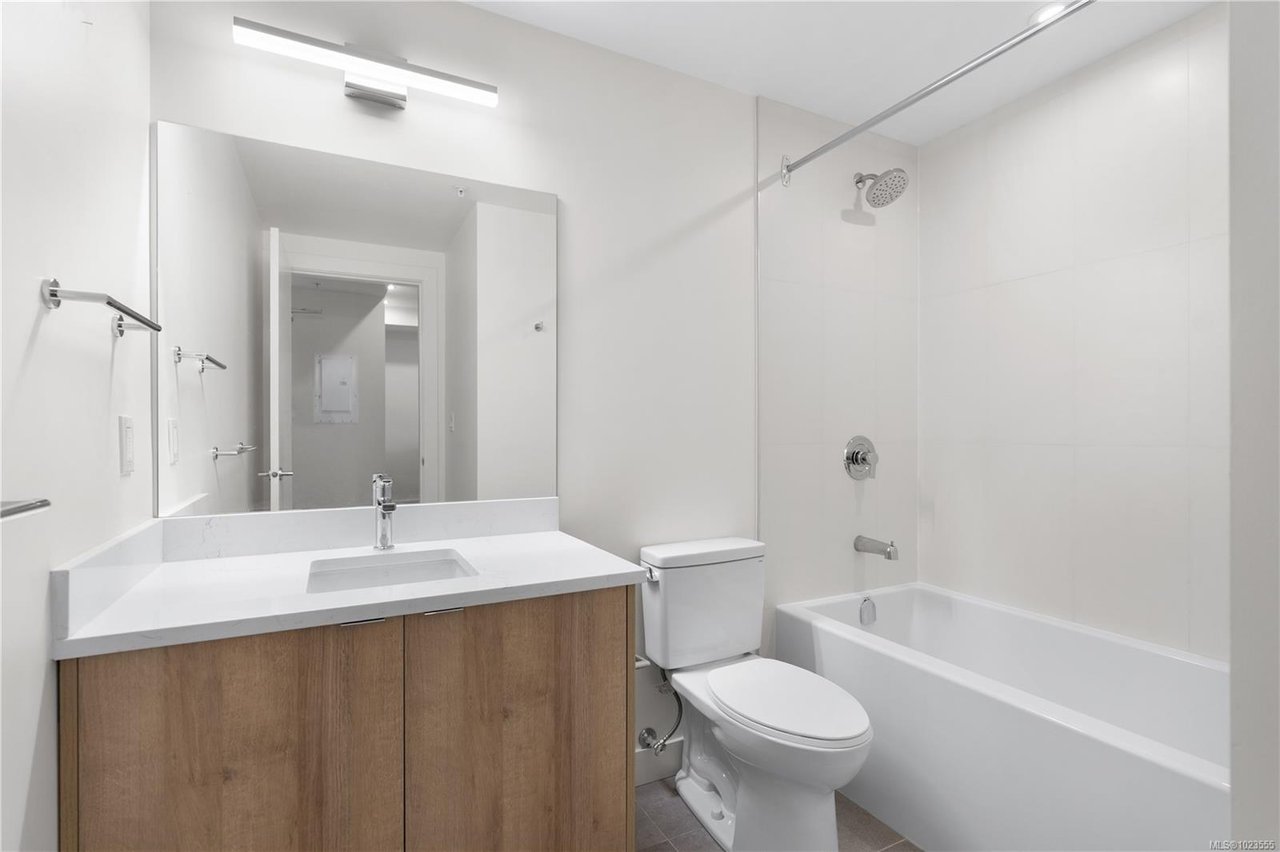 402-757 Tyee Rd, Victoria