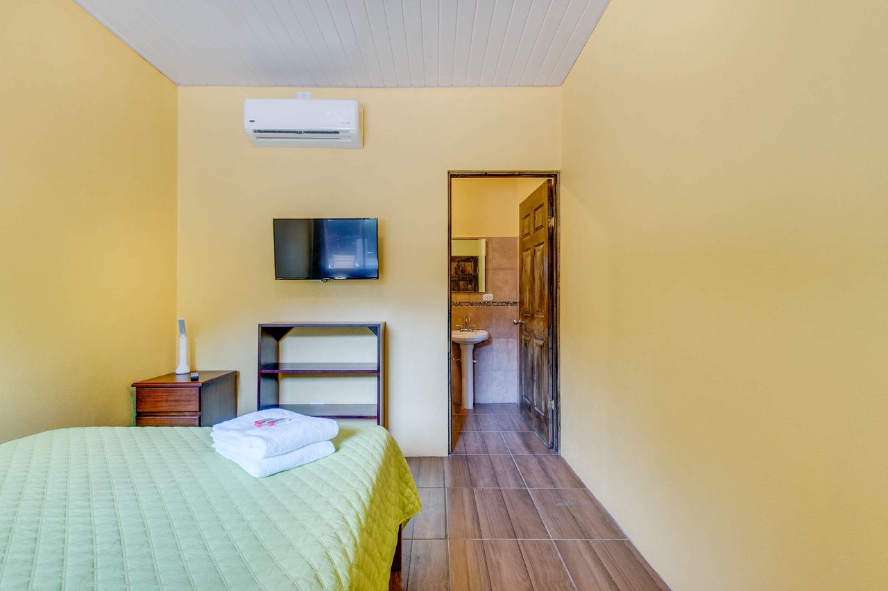 A highly-rated and high-occupancy resort with a hotel, cabins, on-site restaurant and a pool an easy 5-minute walk from PLAYA UVITA and Marino Ballena National Park!