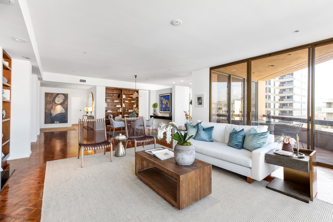 Elegant Condominium In The Full-Service Mirabella 