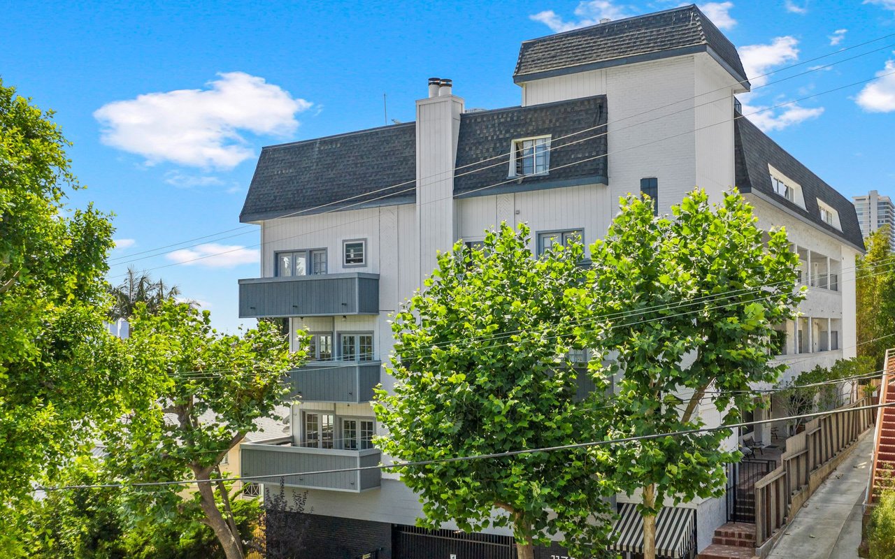 1133 N CLARK ST # 303