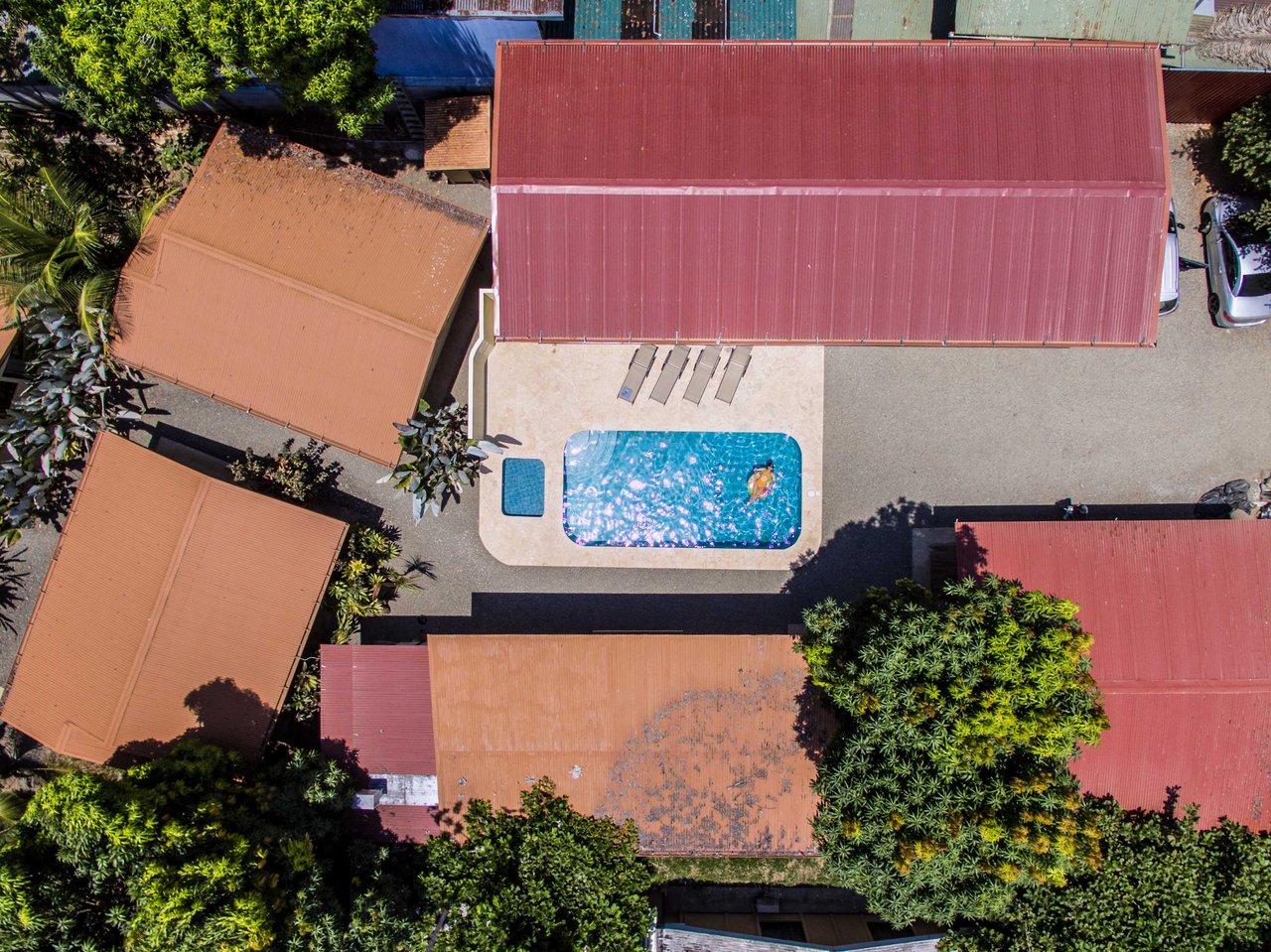 A highly-rated and high-occupancy resort with a hotel, cabins, on-site restaurant and a pool an easy 5-minute walk from PLAYA UVITA and Marino Ballena National Park!