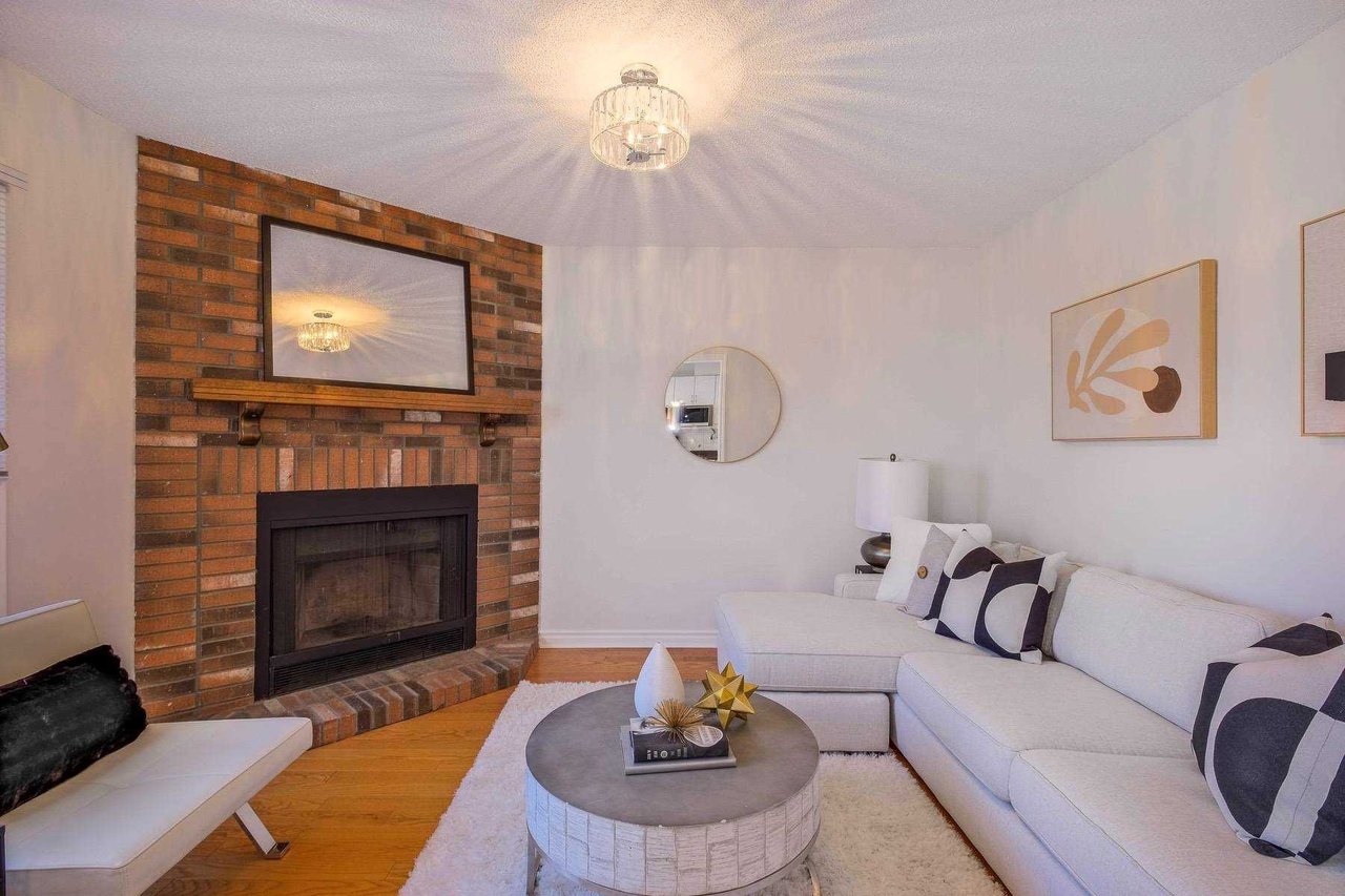DETACHED CORNER LOT