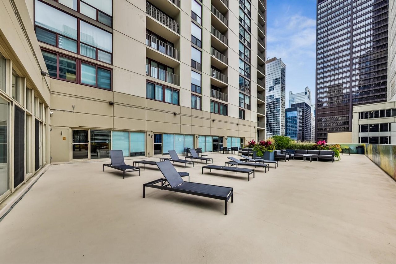 200 N Dearborn Chicago sun deck picture