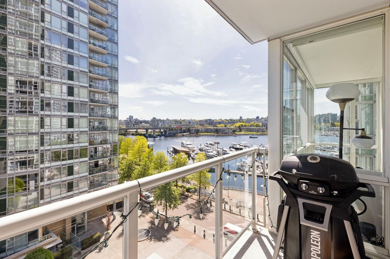 801-1077 Marinaside Cres
