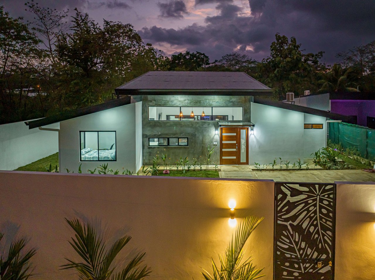 Brand new House in Uvita, 3 Bed, 2Bath. Walk to the Stores
