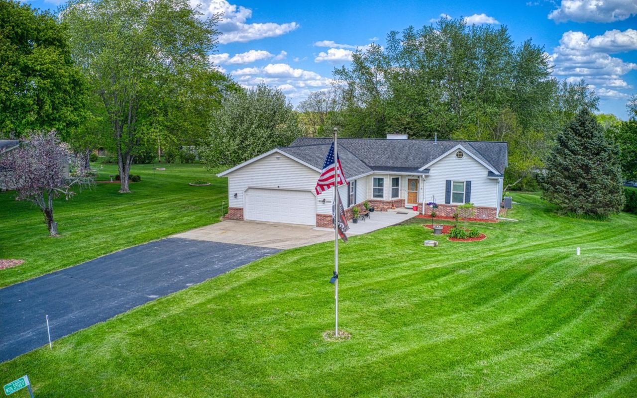 W276S9020 Hidden Lakes Dr