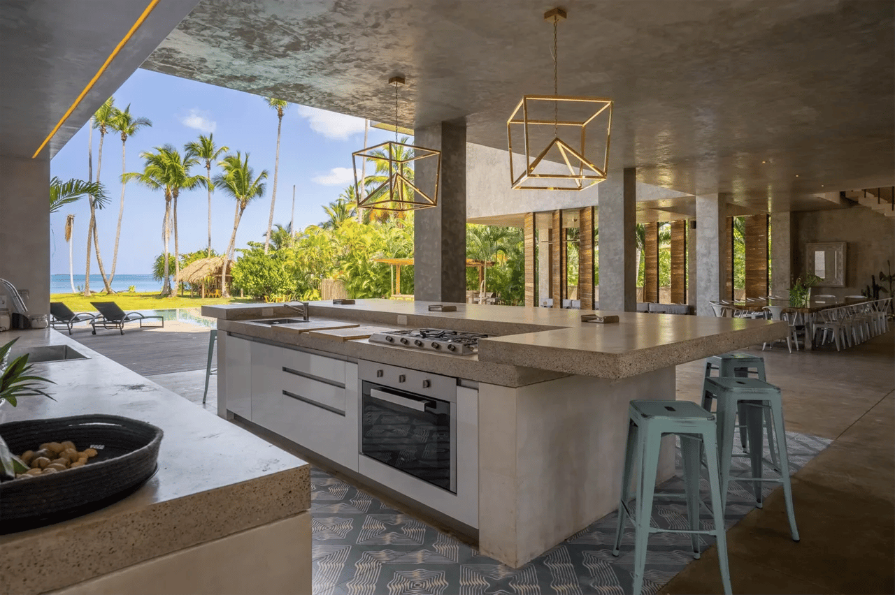 Beachfront Luxury Retreat: Contemporary Villa With Stunning Views and Unrivaled Amenities