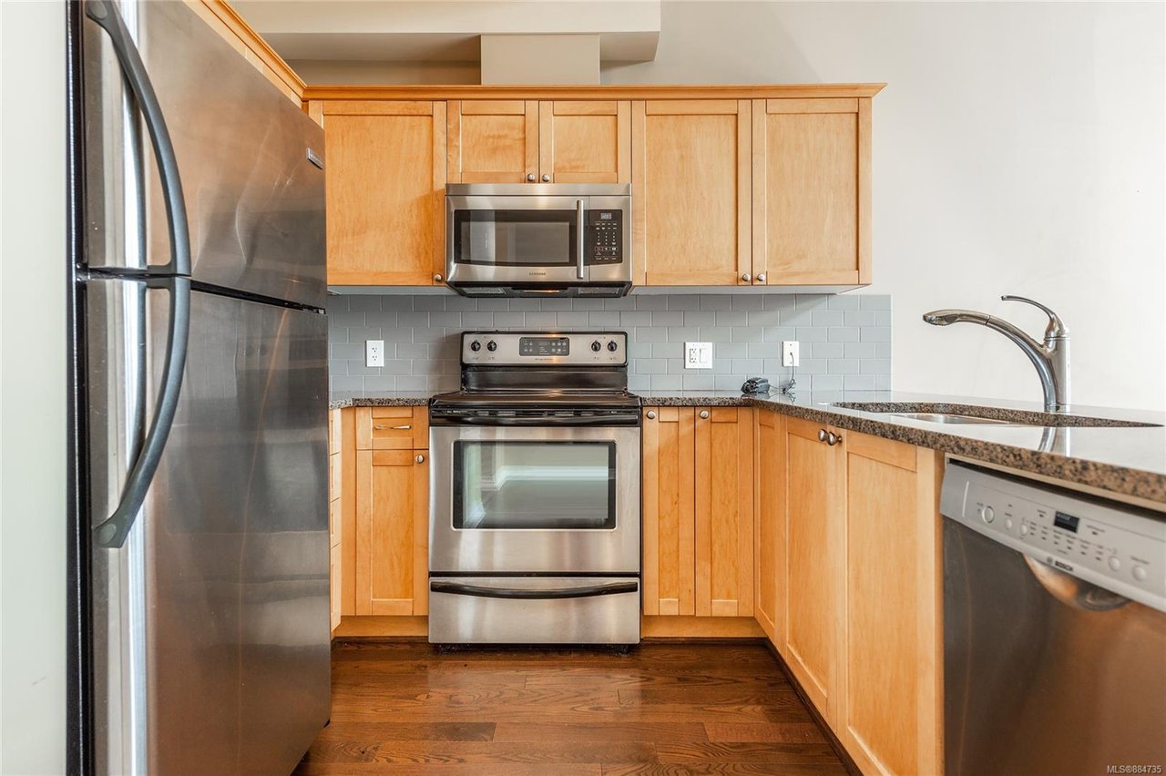411-866 Goldstream Ave