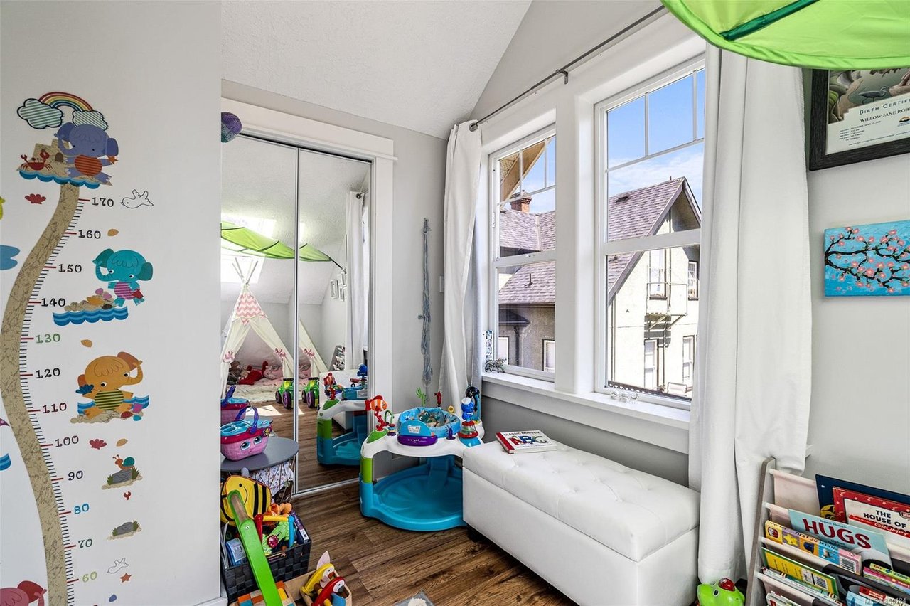 2-933 Empress Ave
