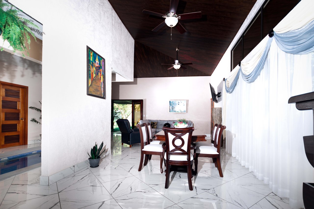 BRAND NEW 3-bedroom home, 5 minutes to Dominical Beach.
