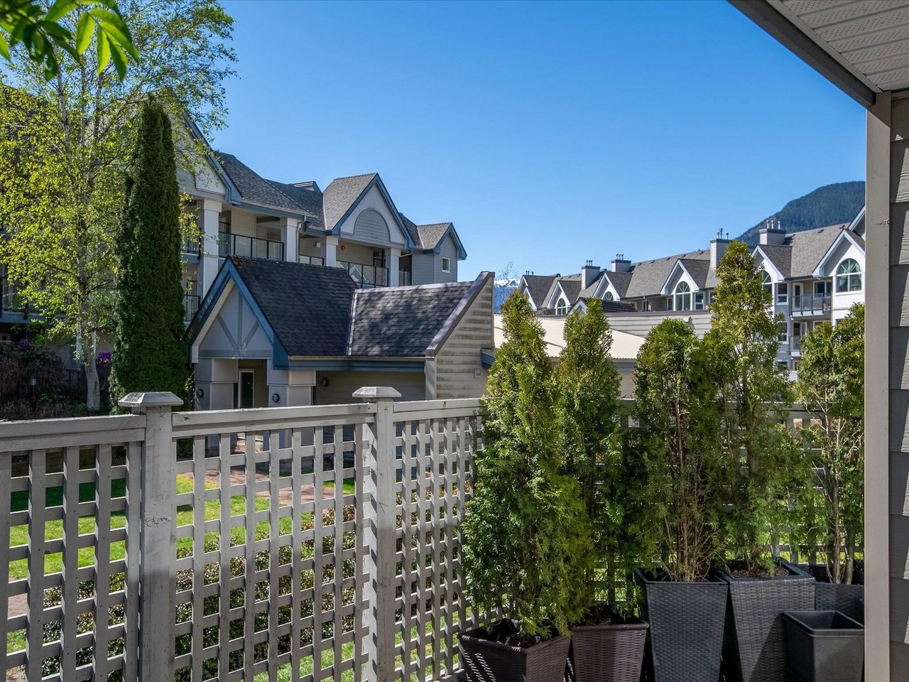 102-1460 Pemberton Ave