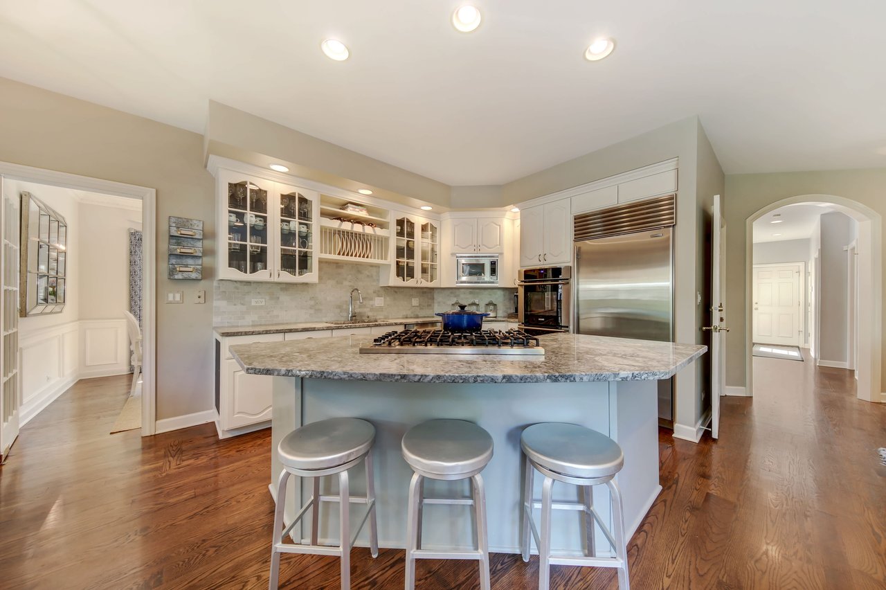 Accented with an array of modern finishes and features a sophisticated urban vibe.