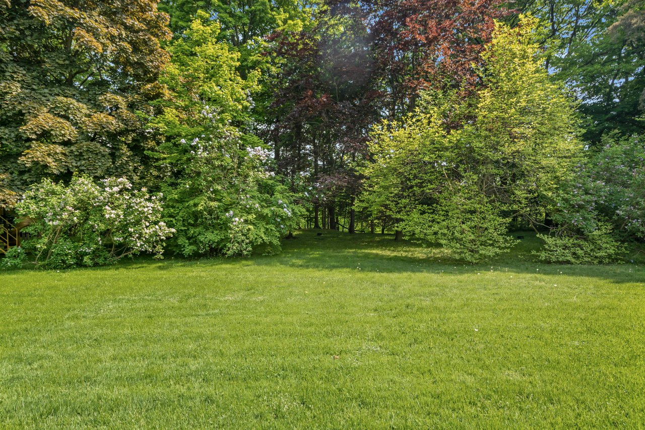 Sprawling Ravine Estate 