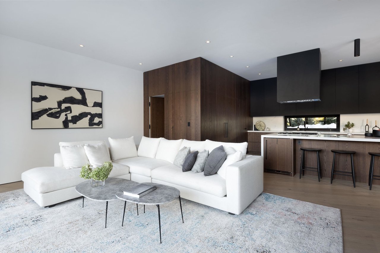 3565 Falcon Cres