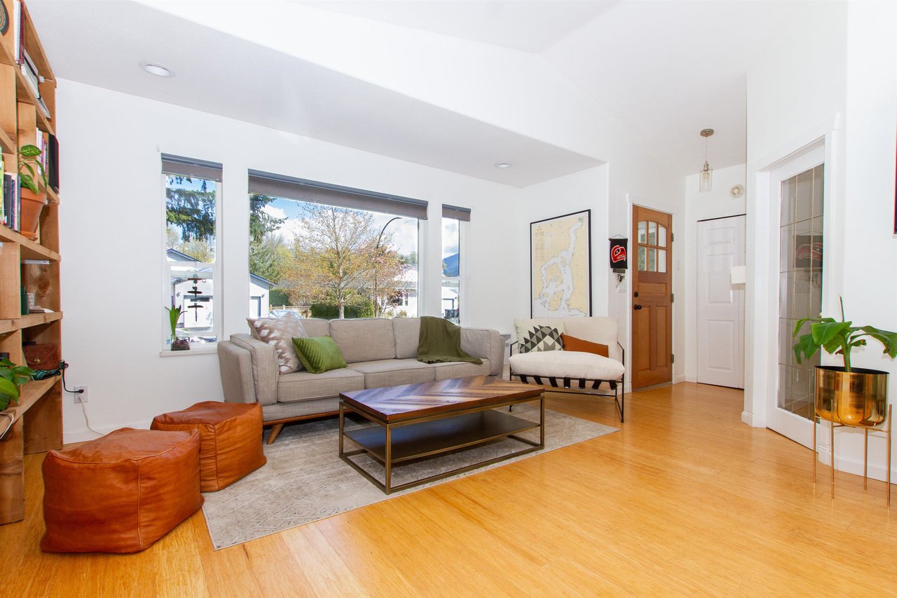 1016 Edgewater Cres