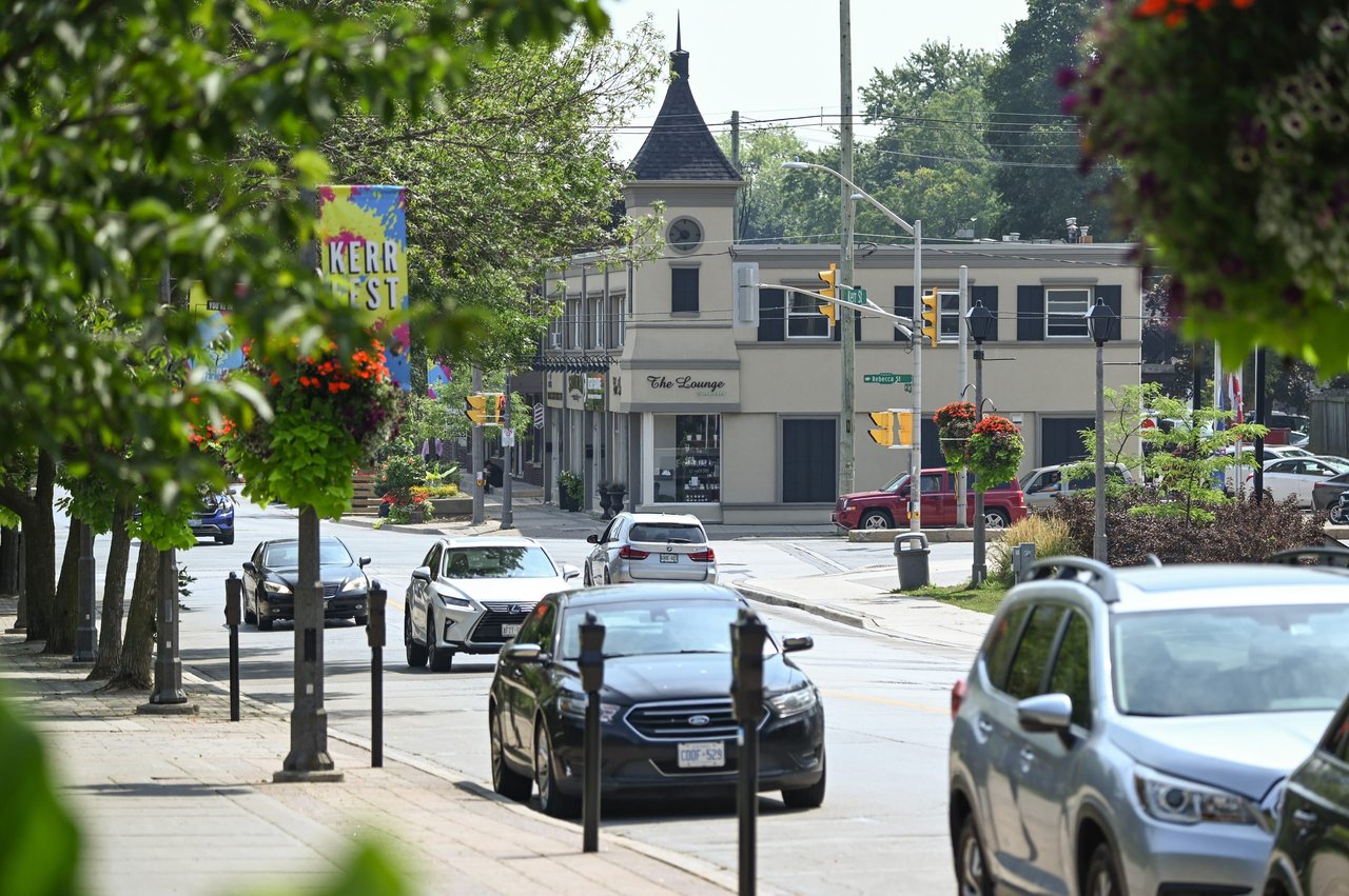 Central Oakville image 4