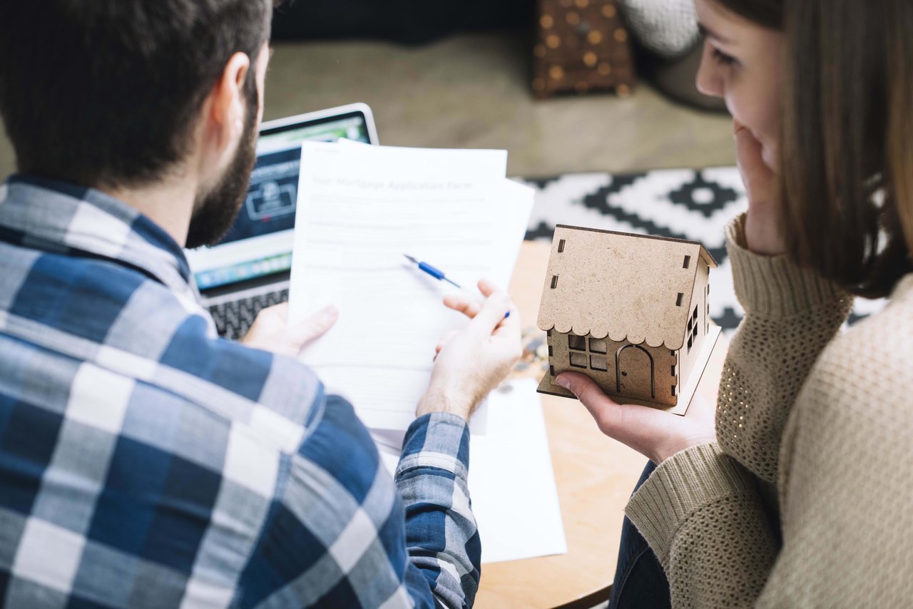 couple planning to buy a house