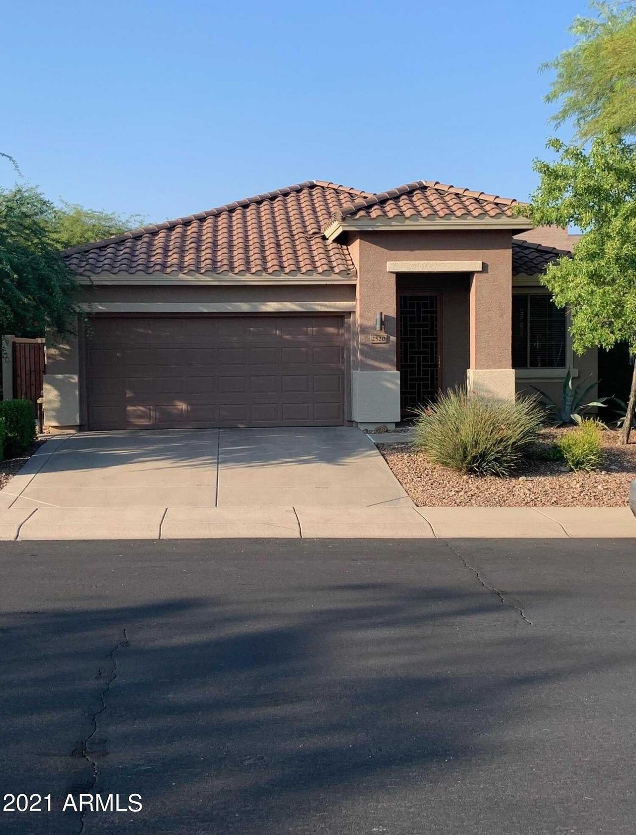 2520 W Whitman Drive