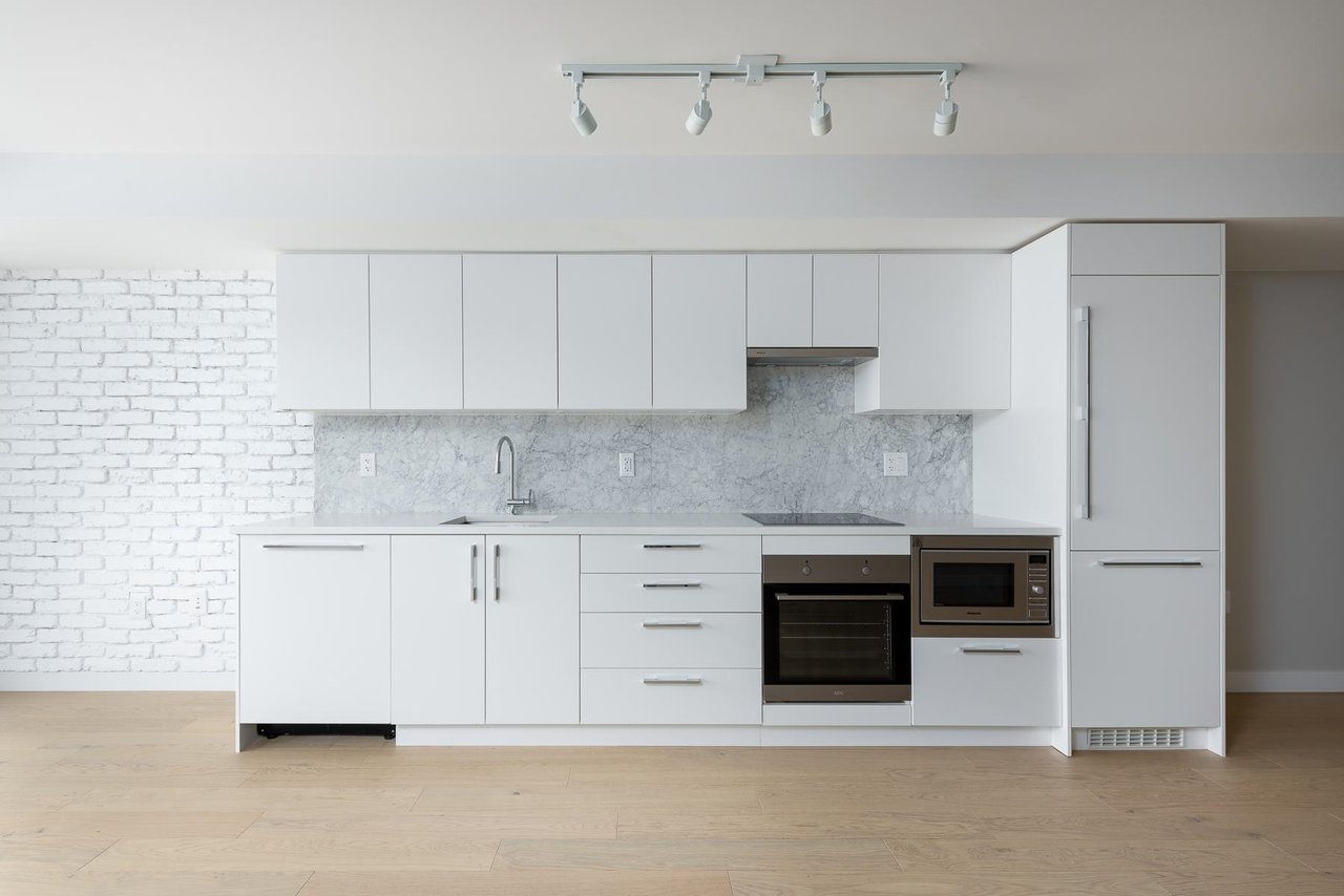 207-2508 Fraser St