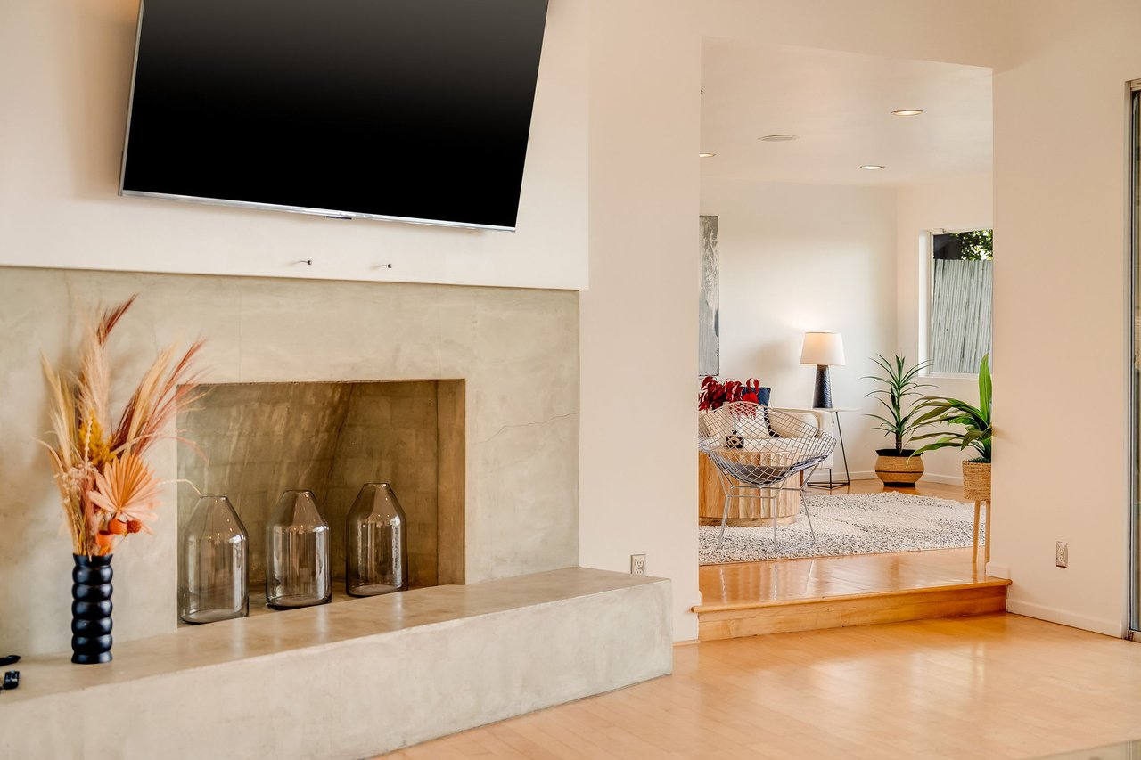 deLIGHTfull Mid Century in the Studio City "Donas"