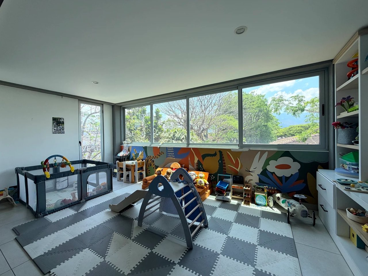 Contemporary Corner Condo, Santa Ana, San Jose