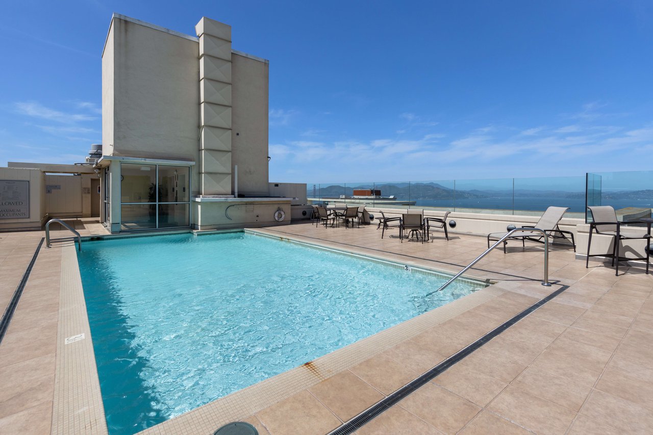 Just-Renovated Pacific Heights Condo With Southern Views