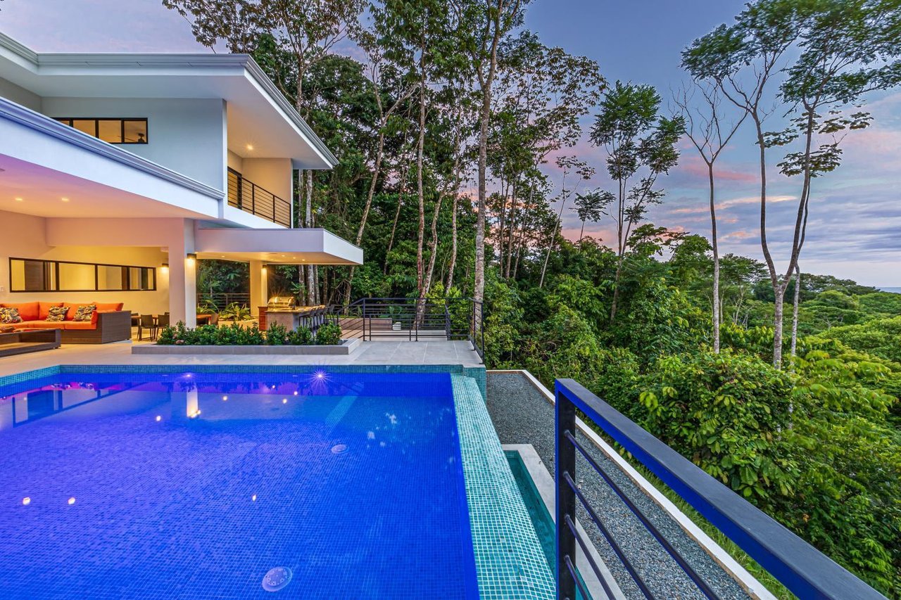 A Gem, Hidden in the Canopy With Ocean and Mountain Views