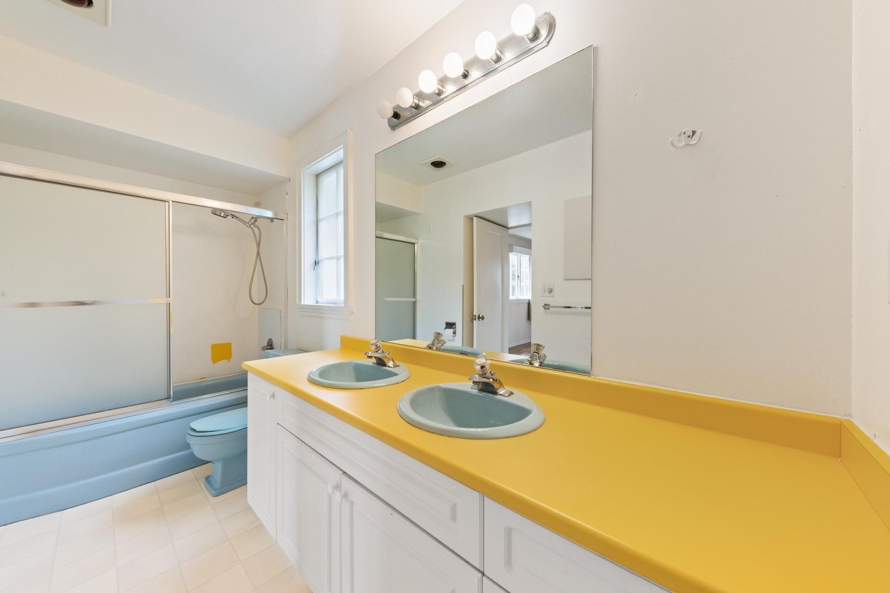 2050 Westdean Cres Cres