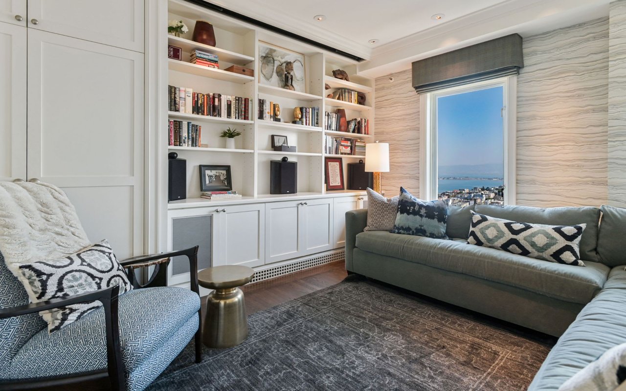  Prestigious Half Floor Apartment on Russian Hill