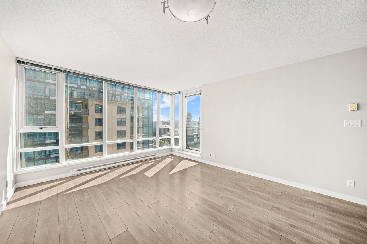 1905-233 Robson St