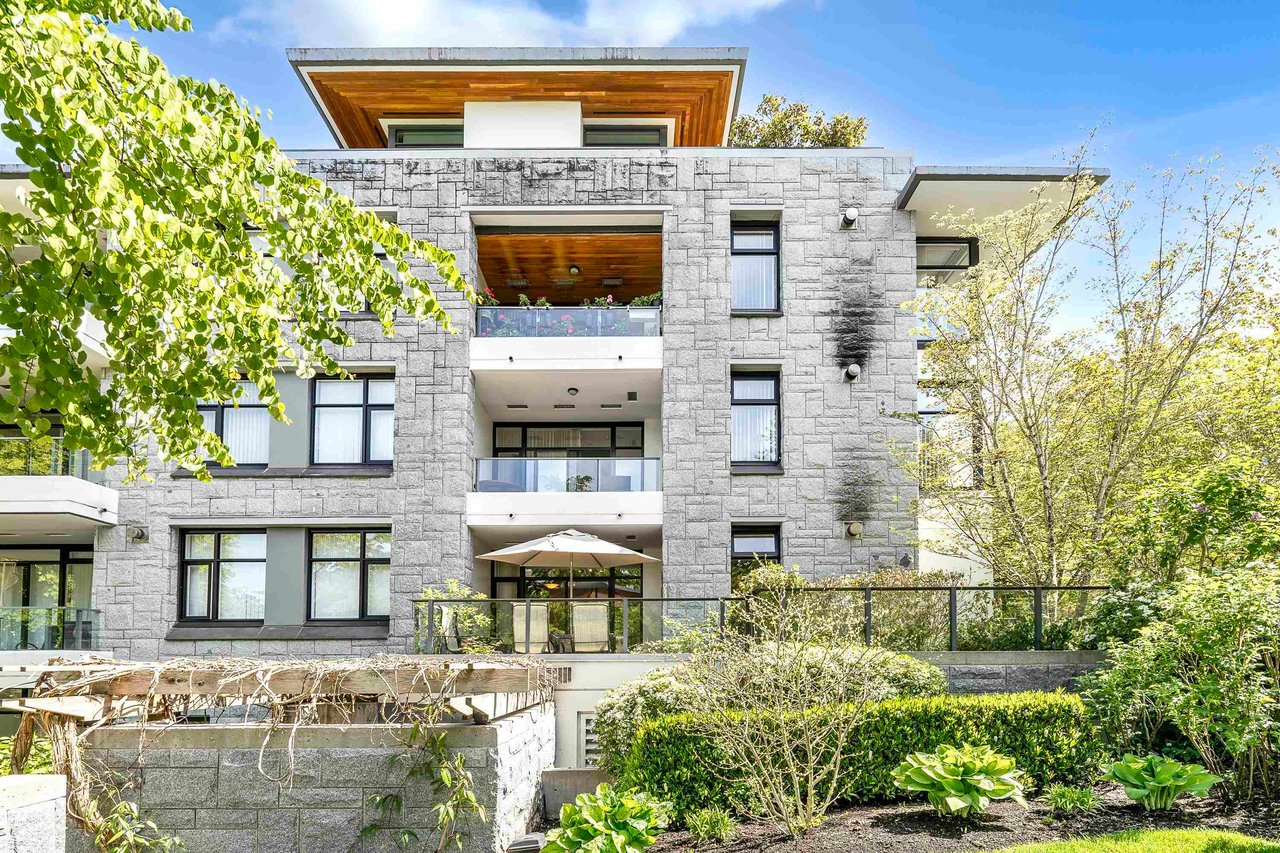 210-5989 Iona Dr