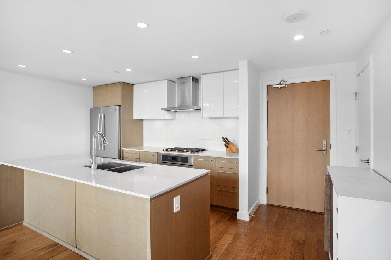2102-1618 Quebec St