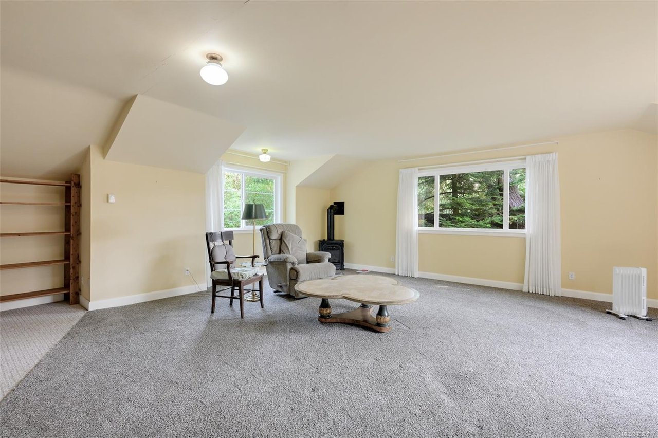 2587 MacDonald Dr