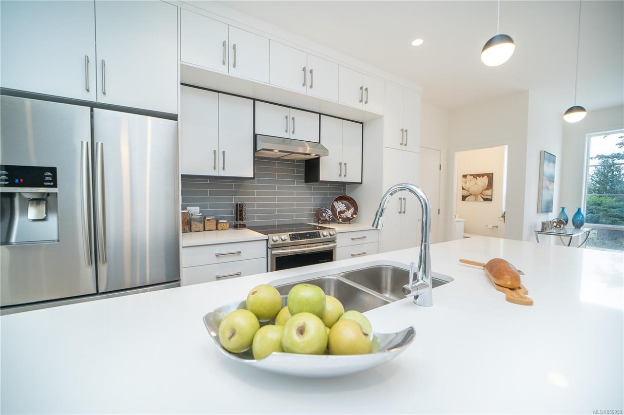 5-1052 Tillicum Rd