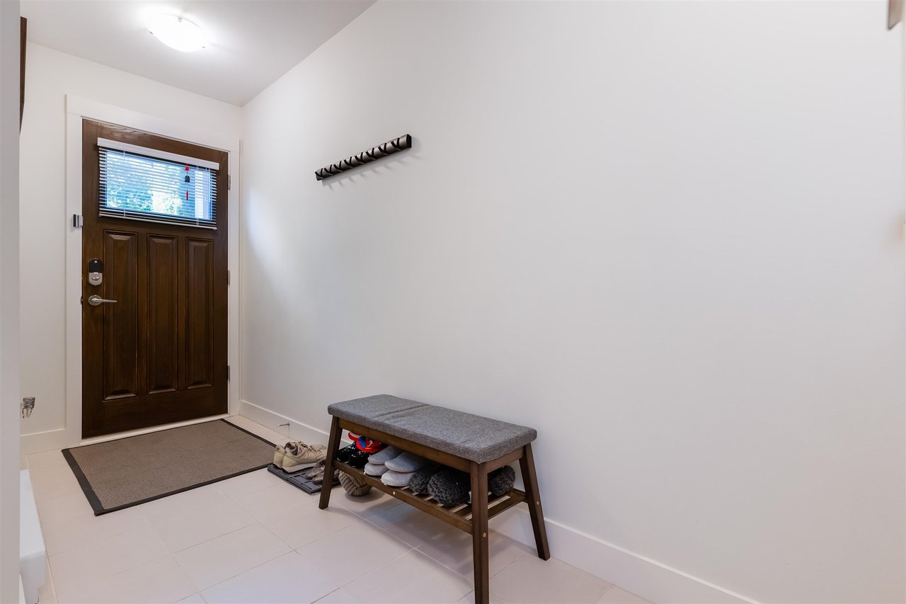 906-8485 New Haven Close