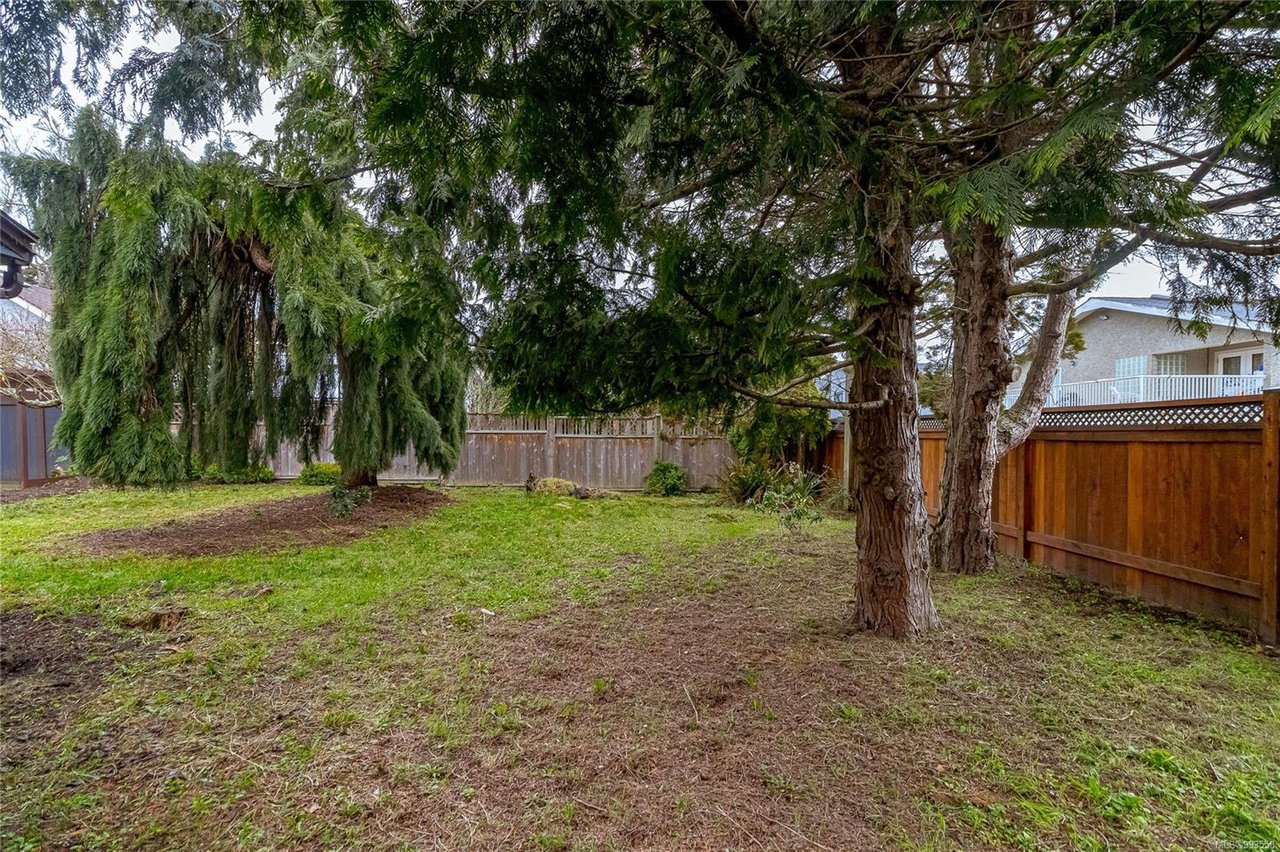 1867 Neil St, Saanich