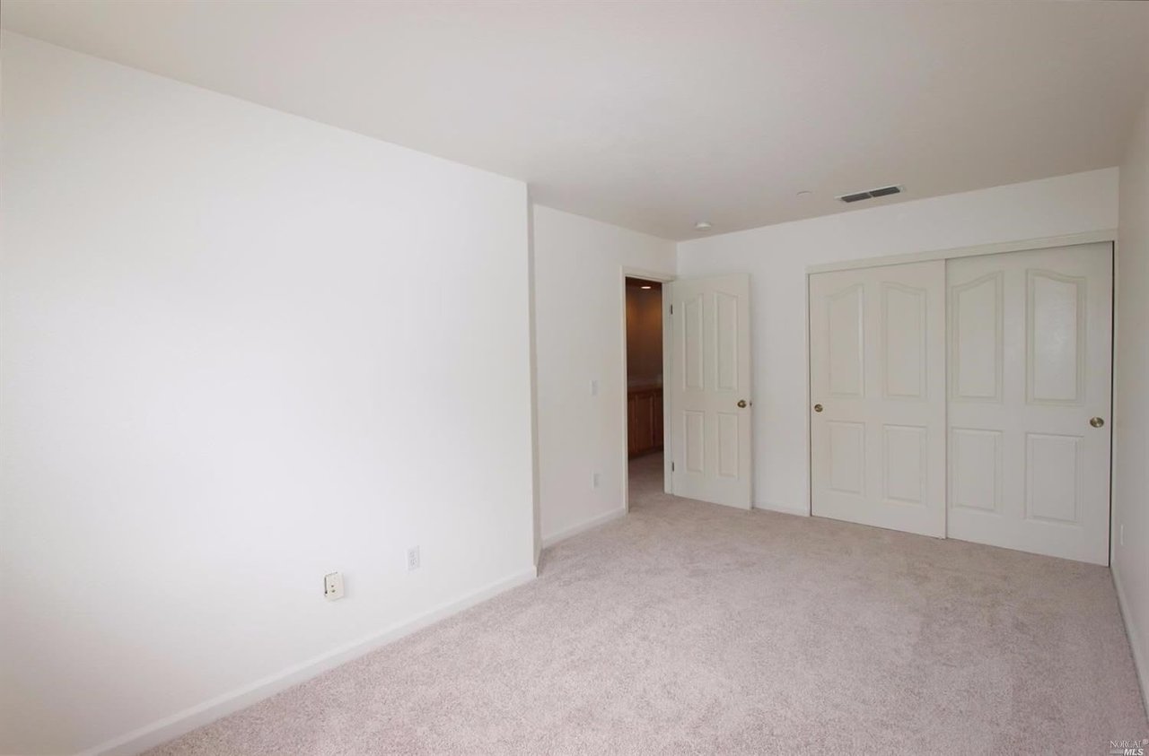 2525 Edgewater Dr