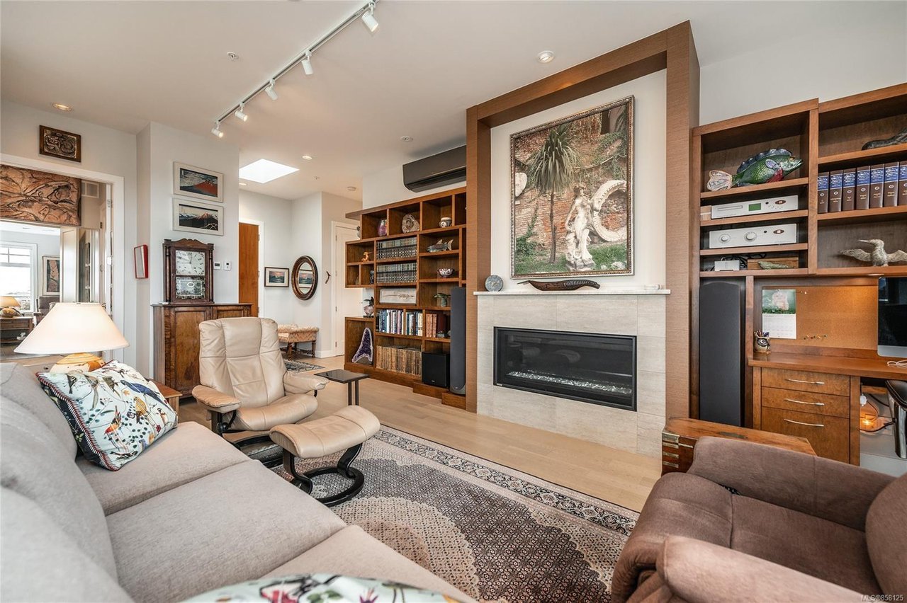 401-1765 Oak Bay Ave
