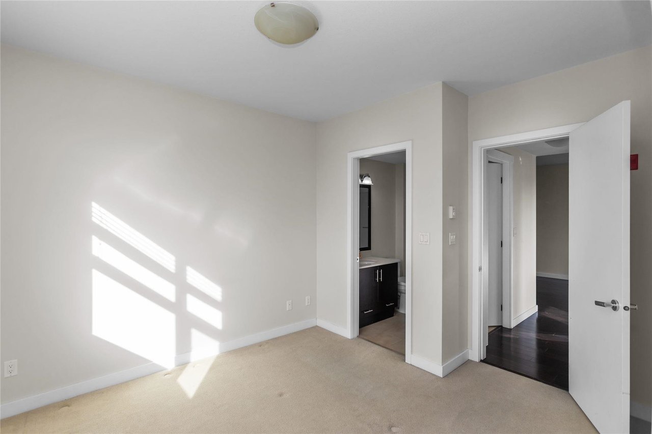 305-7777 Royal Oak Ave