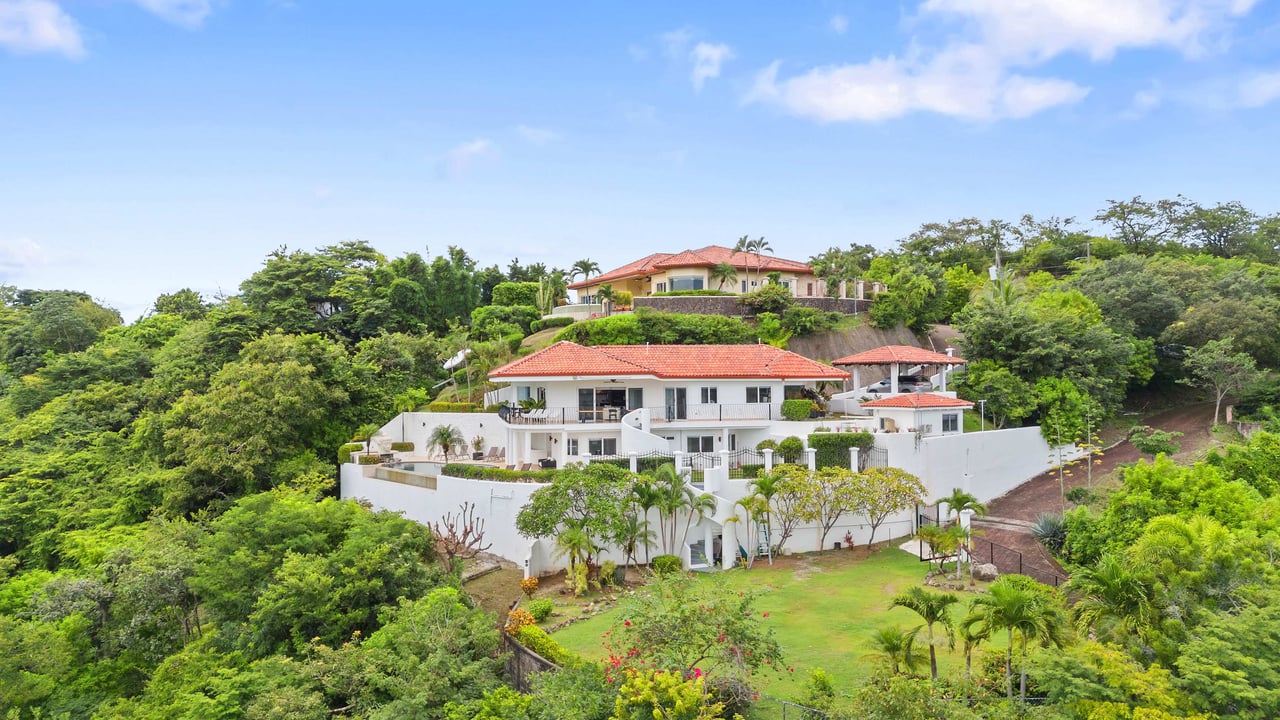 CASA FELIZ , PACIFIC HEIGHTS | ONLY MINUTES TO THE BEACH WITH SPECTACULAR OCEAN AND VALLEY VIEWS!