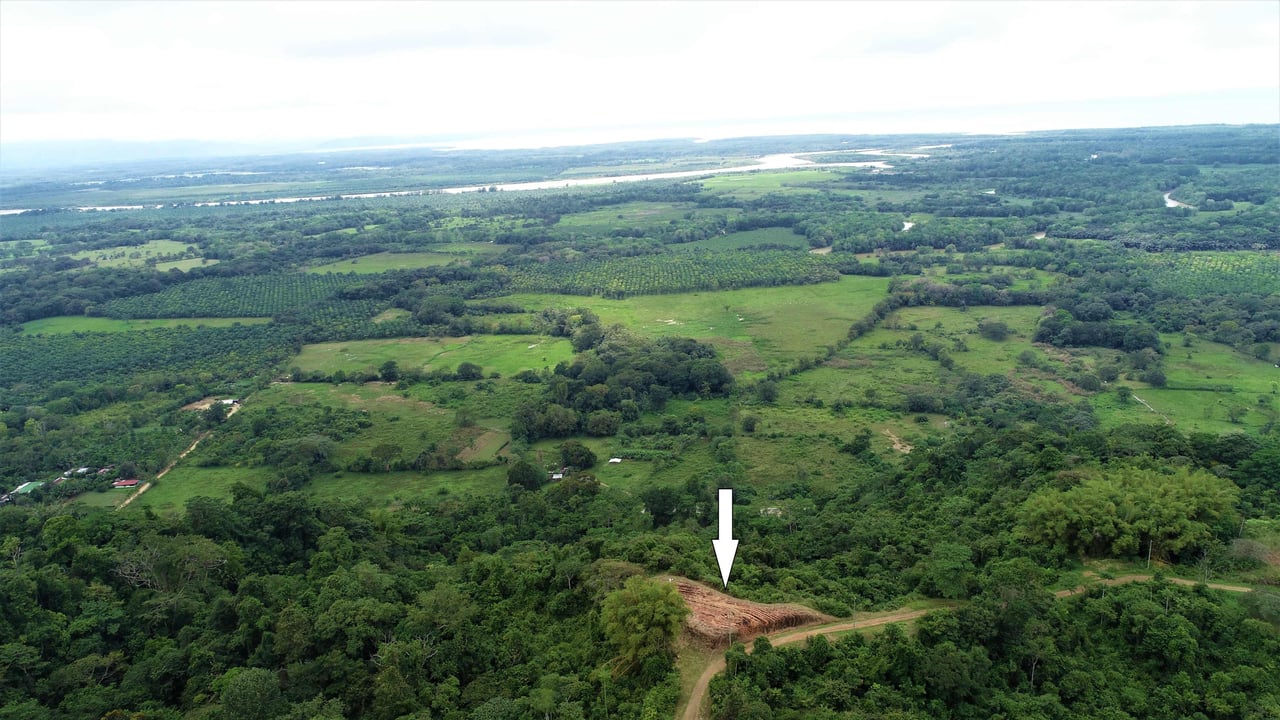9 acres property with 360 panoramic views and 80m highway frontage
