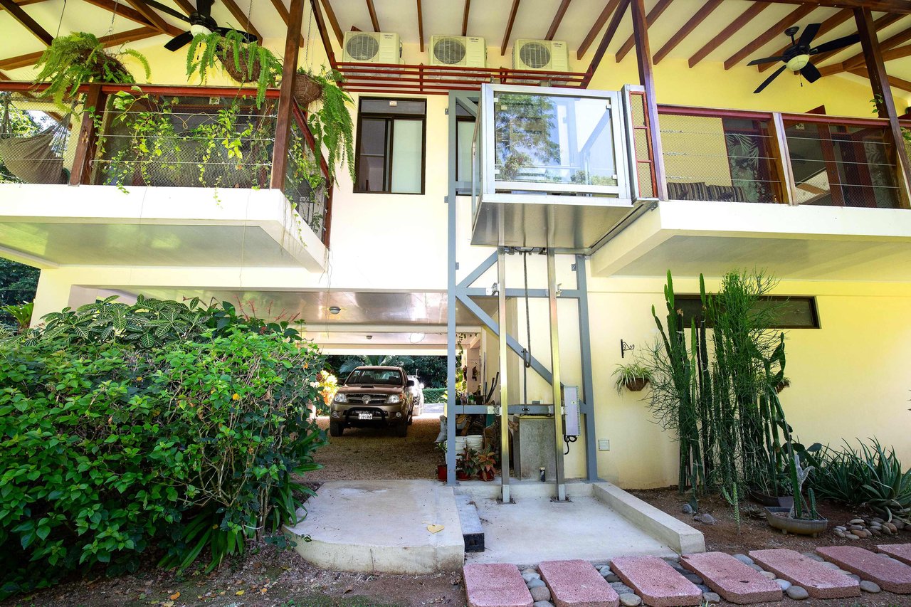 Wheelchair Friendly- 2 Bedroom house in a Quiet Community