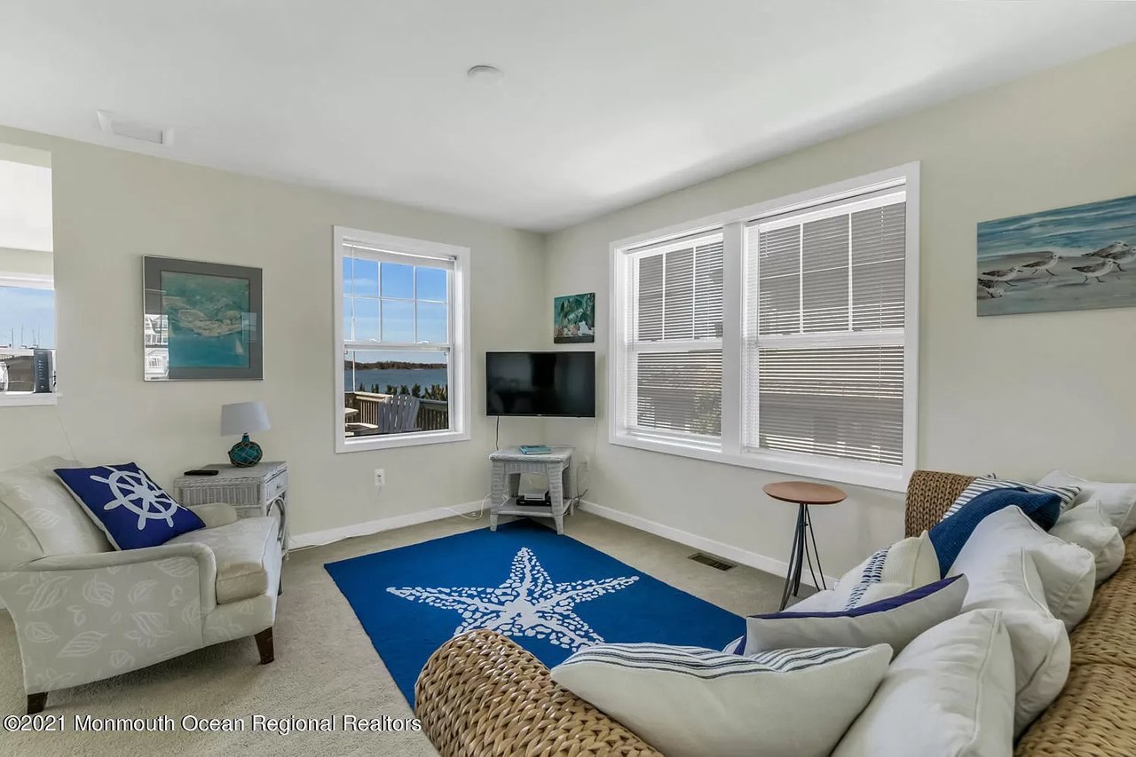 1126 Barnegat Ln